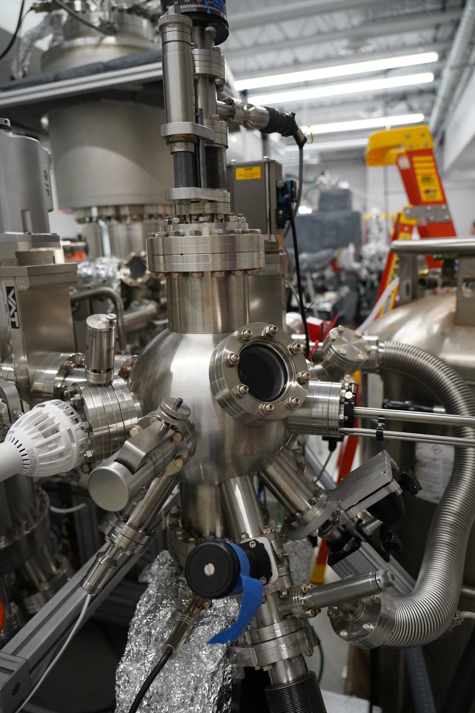 Multi-port ultra-high-vacuum chamber at CBN Nano